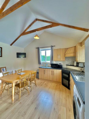 A Cosy & Spacious Retreat with High Ceilings- Glen Cottage
